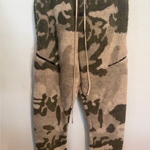 Fear of God Essentials polar fleece tan camo joggers size L